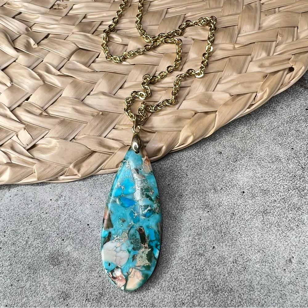 Natural stone necklace on gold tone chain - Picture 5 of 13